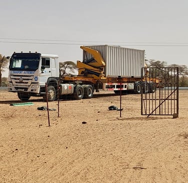 Ein Lastwagen liefert einen Container an
