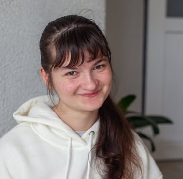 жінка в білому худі і білій сорочці