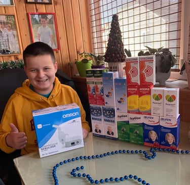 хлопчик тримає коробку з ліками