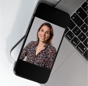 femme en visio sur le téléphone