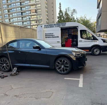 Auto de alta gama con neumáticos recién cambiados