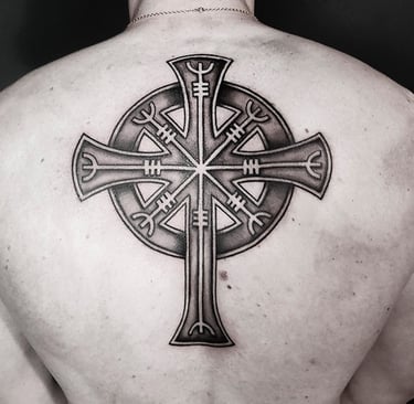 Tatouage d'une croix celtique dans le dos.