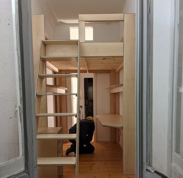 Raum vollständig und klug ausgenutzt: Hochbett inklusive Einbaumöbel