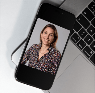 femme en visio sur le téléphone