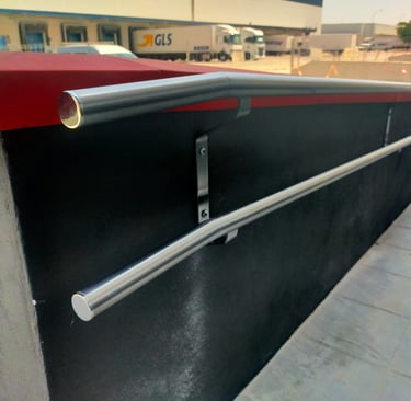 Pasamanos doble altura,acero inoxidable.Instalado por Acerodosj en Sevilla.Ayuda a la accesibilidad.