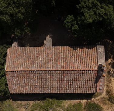 Dron realizando toma cenital de tejado de ermita en la comarca del maresme
