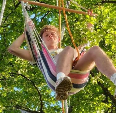 participant heureux sur sa chaise suspendue