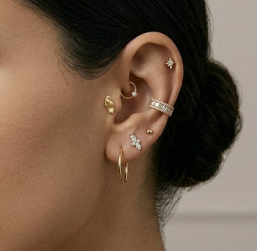 אוזן מעוצבת בסגנון יוקרתי עם עגילי חישוק מזהב, יהלומים ופירסינג סחוס