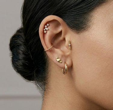 אוזן מעוצבת בסגנון יוקרתי עם עגילי חישוק מזהב ועגילי יהלומים