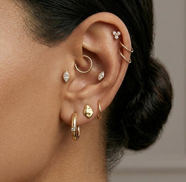 אוזן מעוצבת עם שילוב עגילי חישוק מזהב, יהלומים ופירסינג הליקס בסגנון יוקרתי