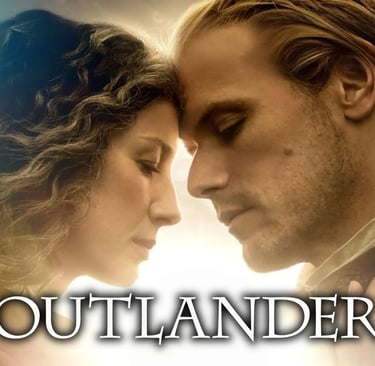 Claire y Jamie en una escena romántica de Outlander representando la esencia de la serie