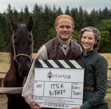 Jamie y Claire en el final del rodaje de Outlander temporada 8 con claqueta