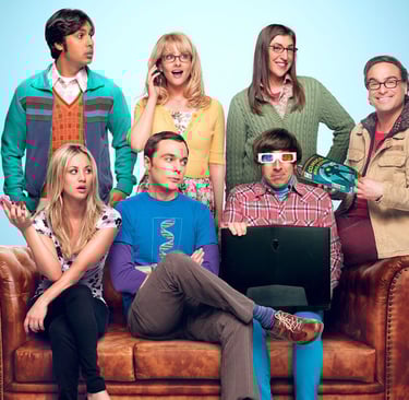 Personajes de The Big Bang Theory sentados en el sofá en una imagen representativa de la serie