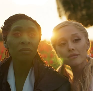 Cynthia Erivo como Elphaba y Ariana Grande como Glinda en Wicked, mostrando la conexión y química entre los personajes