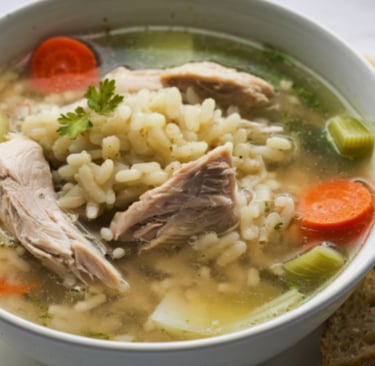 imagem ilustrativa da canja de galinha com legumes