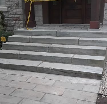 Blue stone steps available in Montreal/Escaliers en pierre bleue disponibles à Montréal