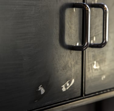 Mobile con ante in ferro in stile industrial