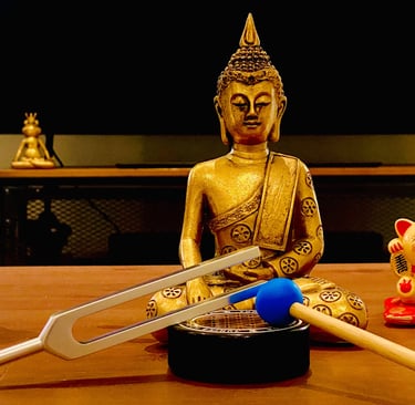 diapason, maillet, boudha et chats porte-bonheur - le loup et le hibou