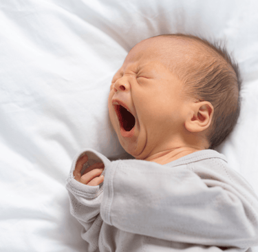 baby slapend op een natuurlijk matras