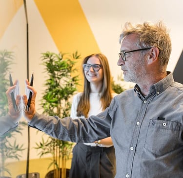 pantalla interactiva i3Connect en una sala de juntas en oficina