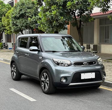 A gig worker delivering food with a bright, reliable familiadrive car parked in the background.