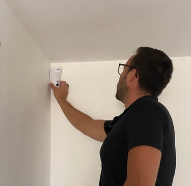 Un détecteur de mouvement intérieur est à placer judicieusement pour déclencher l'alarme intrusion