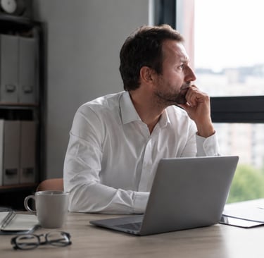 Professionnel en réflexion sur une reconversion professionnelle