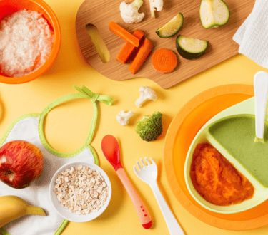 Puré de comida saludable para bebé, avena y verduras frescas para la alimentación complementaria