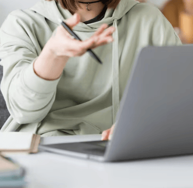 Una persona dando una asesoría online