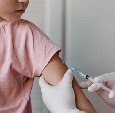 Dra Isis Pediatra administra una inyección de vacunación en el brazo a niña