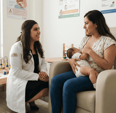 Dra Isis Pediatra consultora certificada en lactancia materna asiste a una madre mientras amamanta a su bebé.