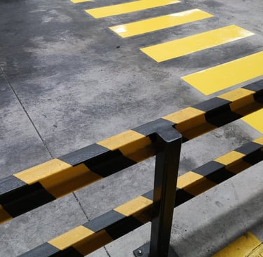 Señalización de seguridad en nave industrial