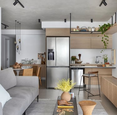 Sala integrada com iluminação natural e decoração contemporânea