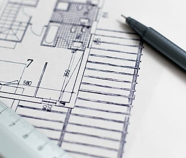 Projeto arquitetônico residencial em desenvolvimento sobre mesa