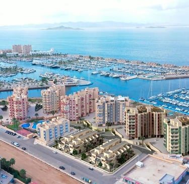 Vue aérienne d’appartements de luxe et d’une marina de yachts à La Manga del Mar Menor, en Espagne