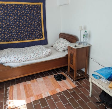 zum Schluß; ab in´s antike, super bequeme Bettchen oder die Schlafcouch im Wohnzimmer!