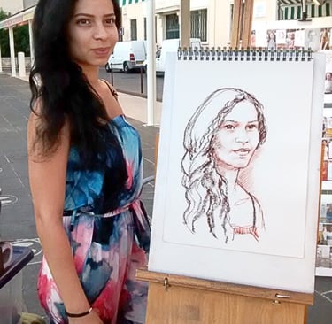 Jeune femme à côté d'un joli portrait d'elle-même, réalisé à la sanguine et posé sur un chevalet