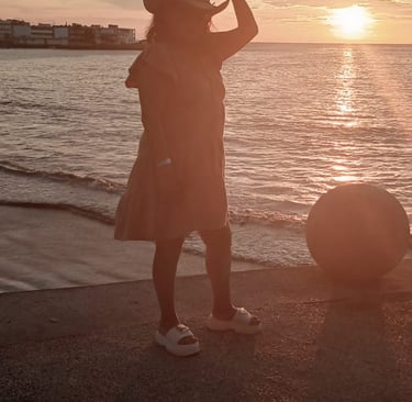miriam sin filtros en una playa a la luz del atardecer y dando gracias por las cosas maravillosas de