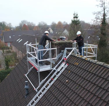 2 dakdekkers een schoorsteen aan het vervangen in utrecht