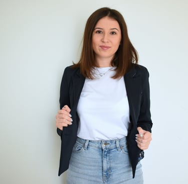 mulher jovem em pose empoderada usando vestimenta casual social