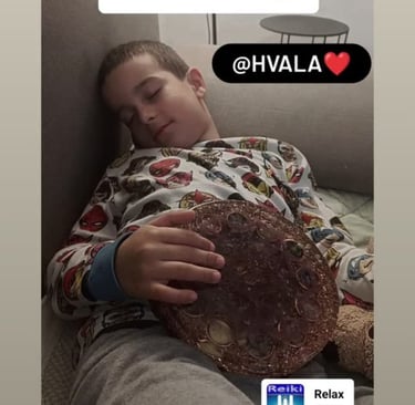 Dečak koji uživa druženje sa svojim Saffira uredjajem