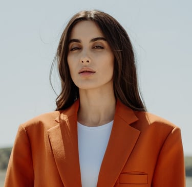 Moteris su raudonu švarku