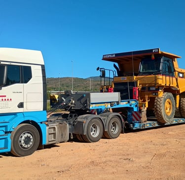 Servicio de transporte especial de maquinaria pesada con góndola industrial