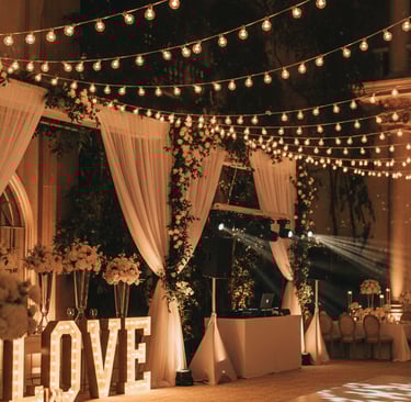 Beleuchtete Hochzeitsszene, im Hintergrund Technik-Setup mit DJ Pult