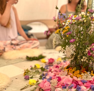 femmes assises dans un cercle de femmes