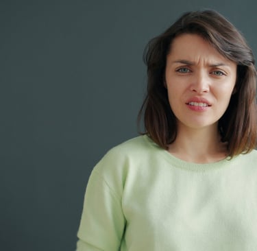 Femme qui se sent coupable de dire non et qui n'ose pas poser ses limites