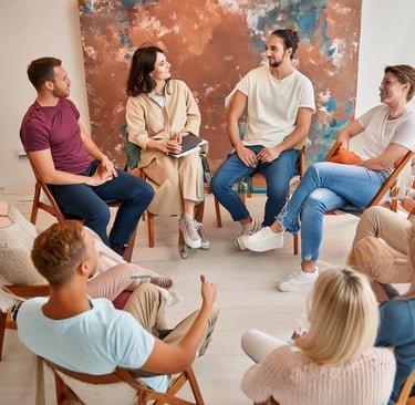 personnes assises en cercle lors d'un groupe de parole