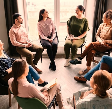hommes et femmes assis en cercle lors d'un groupe de parole