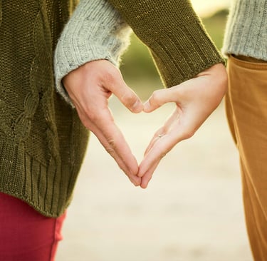 couple qui se tient la main en forme de  coeur