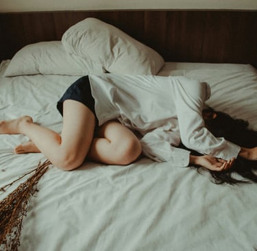 femme allongée douleur endométriose